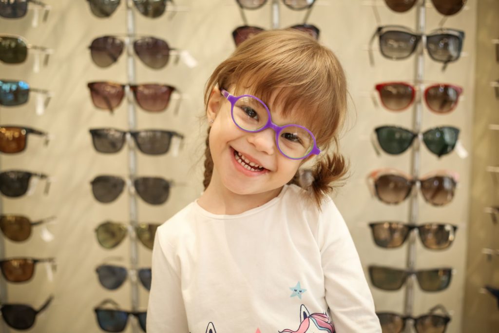 Devojčica sa dioptrijskim naočarama